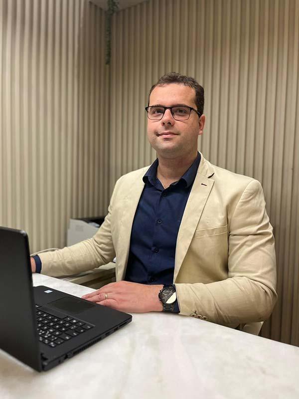 Dr. Thiago Luiz Totola - Centro Médico Jardins - Neurologista em Vitória - ES